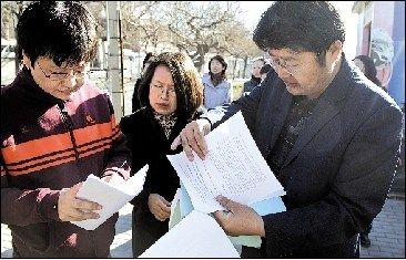 学生家长向记者介绍建议内容。记者 王海欣 摄 学生家长向记者介绍建议内容。记者 王海欣 摄
