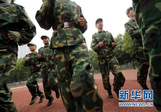 4月27日，国防生在进行跑步训练。