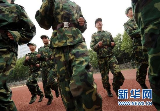 4月27日,国防生在进行跑步训练。 4月27日,国防生在进行跑步训练。