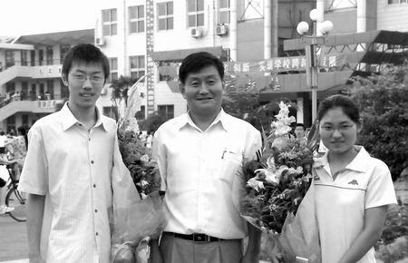 开封高中校长常跃进和文科状元李昶、理科状元杨改慧合影 开封高中校长常跃进和文科状元李昶、理科状元杨改慧合影