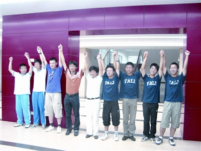 雅礼中学319班被保送到北大、清华、浙大等高校的长沙伢子和班主任许鹏飞(中)在一起 雅礼中学319班被保送到北大、清华、浙大等高校的长沙伢子和班主任许鹏飞(中)在一起