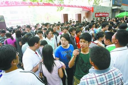 女儿高考失利母亲发帖引热议 专家称应面对现实