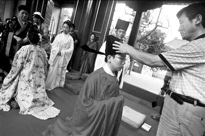 北京高考文理第一名在国子监完成18岁成人礼
