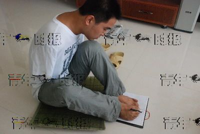 以脚代手答完全部试卷 无臂少年高考成绩639分