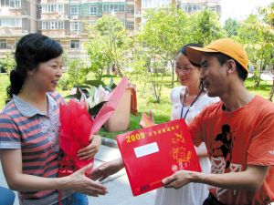 首份高考录取通知书花落芜湖 复旦大学送出