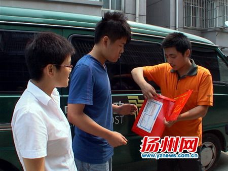首份高考录取通知书抵扬 采取EMS特快投递
