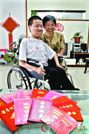 “轮椅状元”考上中大 母亲背儿上学12年