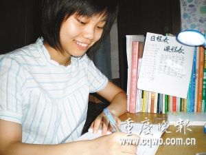 女儿考上重点大学愁坏清洁工父母