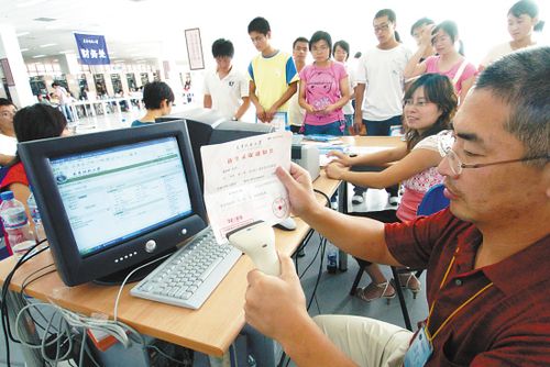 高校纷纷升级招生防伪技术 通知书印上考生照片