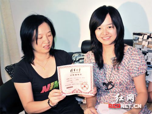 湘首份录取通知书投递 美女考生成清华幸运儿