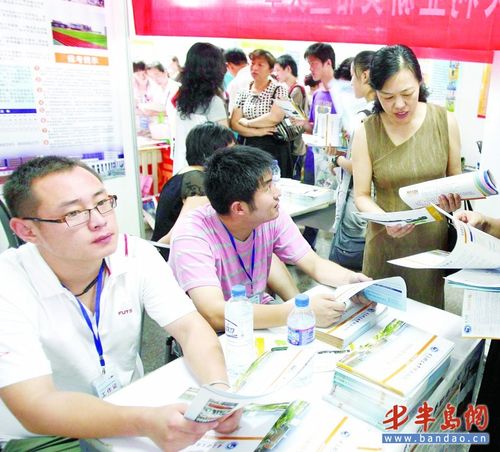 院校为吸引考生亮妙招 现场雕刻出一只仙鹤