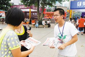 捡垃圾一月凑张车票钱 高分考生来主城当义工