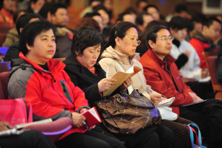 考生家长认真聆听 考生家长认真聆听