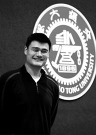 昨天,姚明在上海交大上课后出席媒体见面会。本报记者 邵剑平 摄