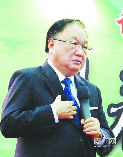 昔日高考落榜生当上美国校长 来厦传授亲情教育