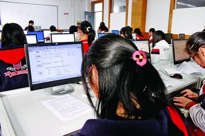 金陵中学填报现场。张可 摄