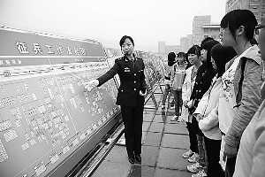 征兵宣传进校园 刘加楼 摄