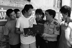 进村入户动员大学生 周建文 摄