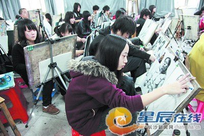 艺考进入冲刺阶段 考生为增竞争力花重金整容(图)