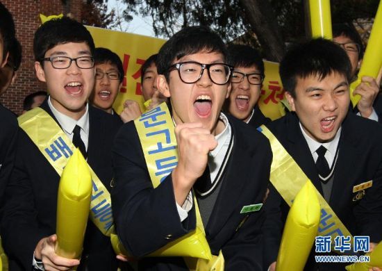 11月10日,在韩国首尔景福高中门口,低年级学生为参加高考的学长加油。当日,韩国全国高考在全国84个考区的1207个考场同时开始。 新华社发(朴真熙摄) 11月10日,在韩国首尔景福高中门口,低年级学生为参加高考的学长加油。当日,韩国全国高考在全国84个考区的1207个考场同时开始。 新华社发(朴真熙摄)