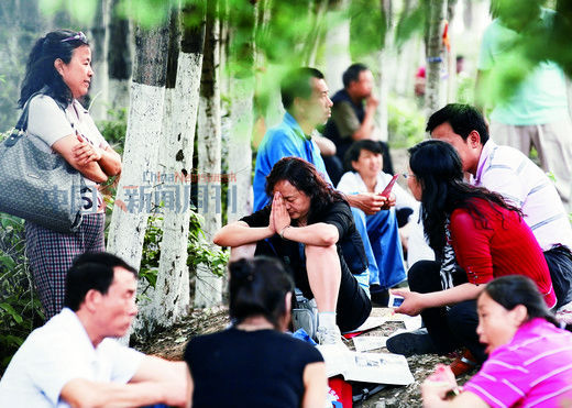 6月7日，吉林长春市一考场外等候的考生家长。随着流动人口总量越来越多，高考户籍限制所带来的不便也越来越凸显。图/CFP