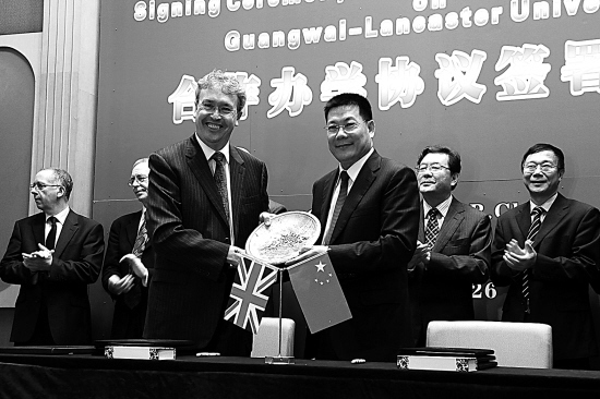 昨日，广外校长仲伟合与英国兰卡斯特大学校长鲍尔·威林斯签署合作办学协议。
