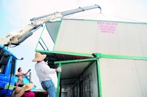 集装箱公寓已经被搬空,相关部门开始了框架拆除工作。信息时报记者 陆明杰 摄 集装箱公寓已经被搬空,相关部门开始了框架拆除工作。信息时报记者 陆明杰 摄