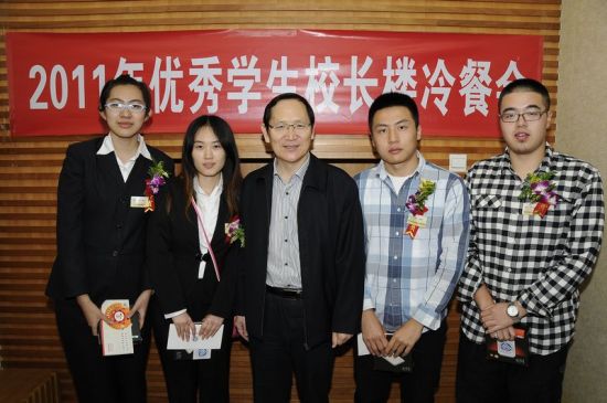 北京工商大学校长谭向勇与优秀学生代表合影
