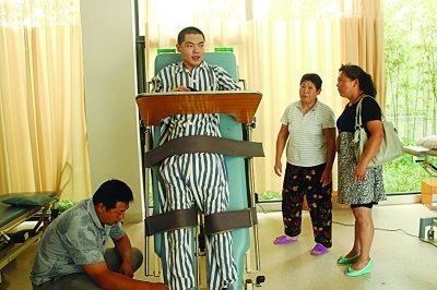 半年内罹患两种重病 大学生瘫在床上坚持康复训练
