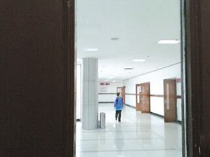 上课了,许恒瑞一个人背着书包向教室走来