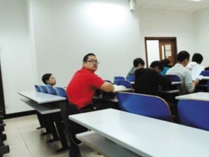 许恒瑞(左)比他的同学矮了一大截