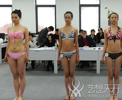比基尼美女出现在艺考考场 现场测三围数据