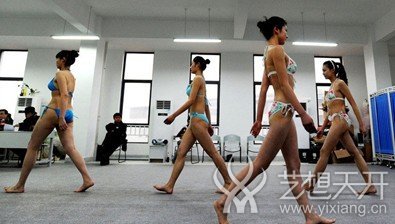比基尼美女出现在艺考考场 现场测三围数据