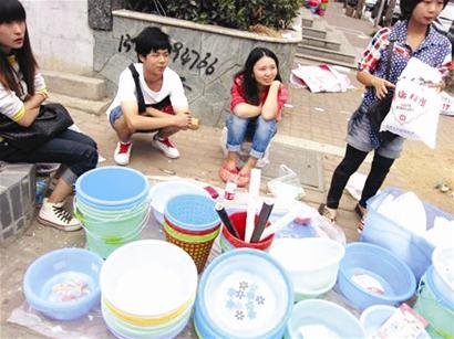 图为:正在练摊的李铭左一 图为:正在练摊的李铭左一