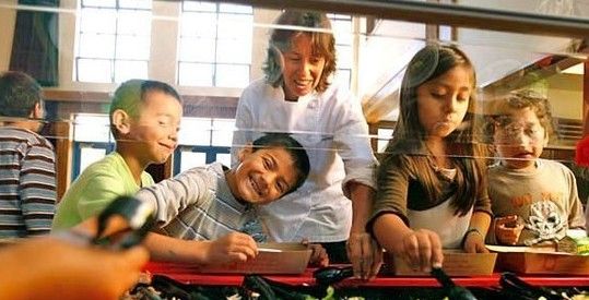 美国穷人家的孩子午餐吃啥(组图)