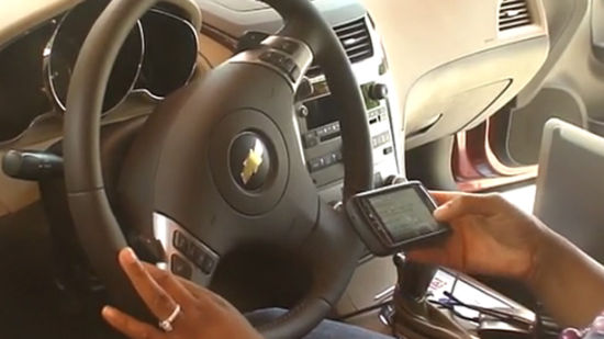 据美国Aol autos网站报道，在美国加利福尼亚州边开车边发短信再次变得合法了。