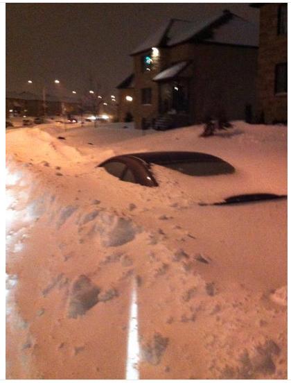 冬季暴风雪中“挖车”